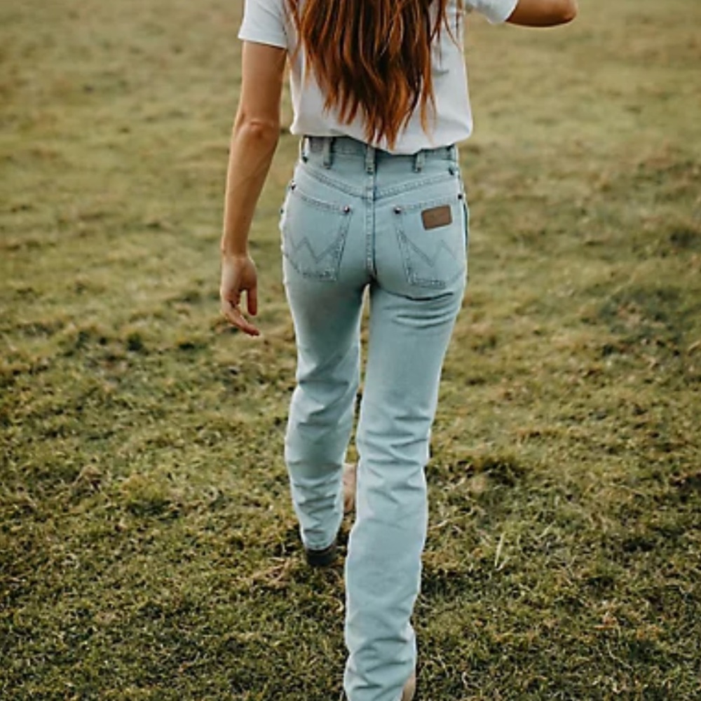 Light washed high rise vintage wranglers in perfect condition